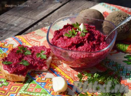 Салат из варёной свеклы с майонезом и чесноком