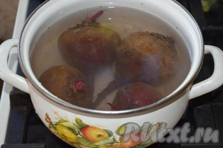 Свеклу промыть и положить в кастрюлю. Залить свеклу водой так, чтобы были покрыты все корнеплоды, и поставить на огонь. Уменьшив огонь после закипания воды, варить свеклу до готовности (продолжительность отваривания зависит от сорта свеклы и размера корнеплодов, обычно на это требуется от 1 до 1,5 часов).