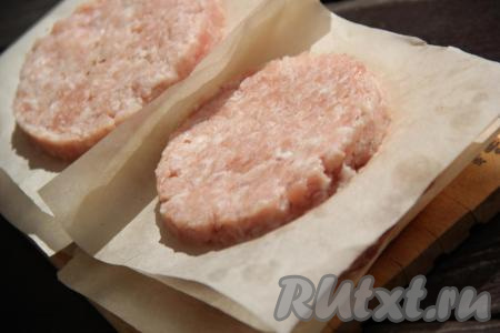 Взять следующий кусок пергамента, поставить на него кольцо, выложить в него ещё часть фарша, прижать прессом, а затем кольцо снять. Таким образом сформировать все котлеты для бургеров (из указанного количества фарша должно получиться 7-8 котлет). Котлеты, переложенные пергаментом, убрать в холодильник на 30 минут.