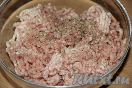 Фарш лучше приготовить самостоятельно, перекрутив мясо (я взяла свинину) через мясорубку. Добавить к фаршу соль и специи. Хорошо вымесить фарш, затем несколько раз отбить об стол (в хорошо отбитом фарше увеличивается количество клейковины) и убрать в холодильник на 1 час.