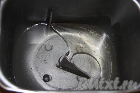 В ведёрко хлебопечки влить воду комнатной температура и масло.