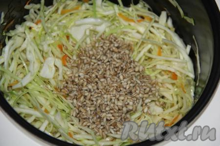 К капусте с морковкой и луком добавить перловку, предварительно откинув её на дуршлаг и дав стечь воде. 