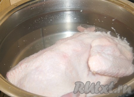 Сначала подготовим курицу и поставим ее вариться в холодную воду. Когда вода закипит, снимем пену, уменьшим огонь. Я добавила еще небольшую морковку.