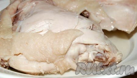 Готовую курицу вынимаем из бульона, разрезаем ее на порционные кусочки и кладём обратно в бульон.