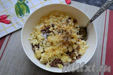 Добавить к получившейся массе соль и чёрный молотый перец.