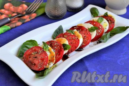 Капрезе с моцареллой, помидорами и бальзамическим уксусом