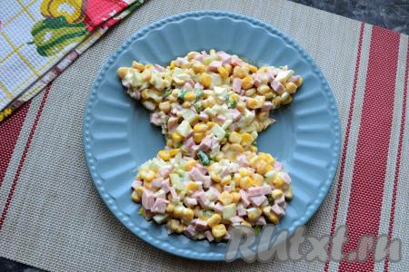 На плоскую тарелку выложить салат в виде головы бычка с ушками.