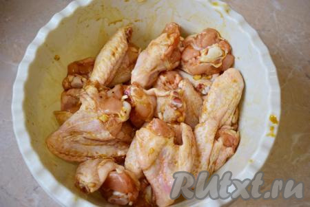 Куриные крылья хорошо обваляйте в получившемся маринаде, стараясь, чтобы они были равномерно им обмазаны со всех сторон. Чашу с куриными крылышками накройте крышкой (или пищевой плёнкой) и оставьте при комнатной температуре на 1 час, чтобы крылья промариновались в соевом соусе.