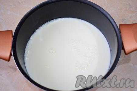 Для приготовления каши на молоке удобнее всего использовать антипригарную посуду. У меня это кастрюля. Налейте в кастрюлю молоко и поставьте на огонь. Доведите его до кипения. Далеко не уходите - молоко очень быстро нагревается и может убежать на плиту. Жирность молока можете взять любую, на свой вкус.