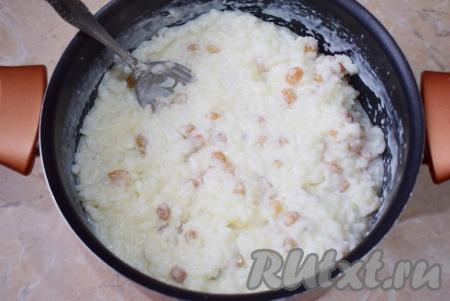 Варите кашу вместе с изюмом ещё минут 5 под крышкой и снимите с огня. Дайте каше постоять под крышкой минут 5-10. После варки с изюмом и настаивания под крышкой каша станет достаточно густой.