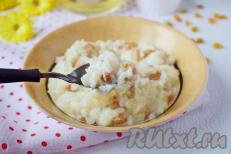 Сытную, вкусную рисовую кашу, сваренную на молоке с добавлением изюма, разложите по тарелкам и подавайте к столу. По желанию, кашу можно дополнить сливочным маслом или вареньем.