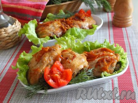 Куриные бёдра, тушёные с овощами на сковороде