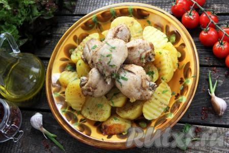 Очень вкусные, сочные куриные ножки, приготовленные с аппетитной картошкой в мультиварке, подать к столу в горячем виде.