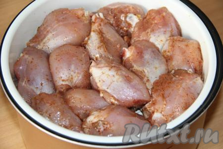 Куриные ножки выложить на поддон для пароварки. Выставить поддон с курицей на чашу. Закрыть крышку мультиварки и выставить режим "Пароварка" на 30 минут.