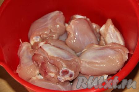 Куриные ножки промыть, шкурку я решила снять.