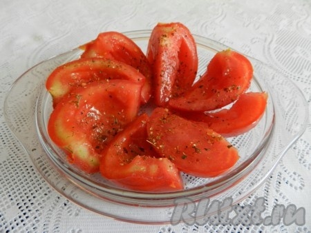 Выложить помидоры в тарелку с бортиками, сбрызнуть оливковым маслом, посыпать смесью специй № 1.