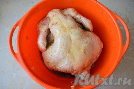 Тушку курицы вымойте, немного обсушите. Тщательно обмажьте курочку получившимся маринадом со всех сторон. Чашу с курицей, обмазанной маринадом, накройте крышкой (или пищевой плёнкой) и оставьте птицу мариноваться при комнатной температуре на 1 час. Так как маринад достаточно жидкий, то курочку пару раз переверните за время маринования.