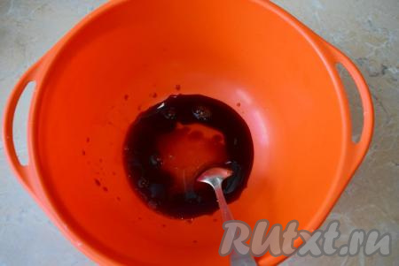 Для приготовления возьмите удобную, глубокую чашу, чтобы в неё можно было поместить тушку курицы целиком. Налейте в чашу необходимое количество соевого соуса, добавьте жидкий мёд. Если у вас мёд в засахарившемся состоянии, его можно немного подогреть в микроволновой печи, чтобы он растаял. Смешайте мёд и соевый соус.