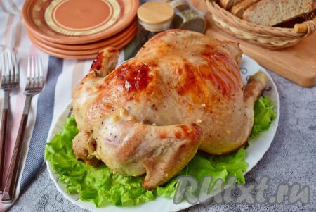 Вкусную, сочную курицу, запечённую в соевом соусе и мёде в духовке, к столу подавайте в горячем виде. Приготовить такую курочку целиком не составит большого труда, а в результате вы получите аппетитное, ароматное блюдо, которое украсит не только повседневный, но и праздничный стол.