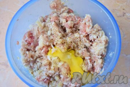 Сюда же добавьте яйцо, соль и специи по вкусу, мясной фарш для тефтелей снова хорошо перемешайте.