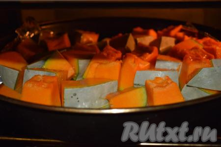 Форму с тыквой, посыпанной сахаром, и кусочками сливочного масла отправляем в разогретую духовку и запекаем при температуре 200 градусов, примерно, 20 минут.
