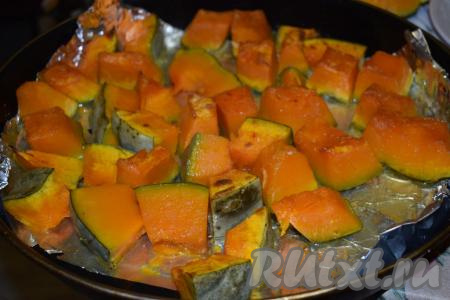 Готовность тыквы проверяем, пробуя кусочек на вкус (тыква должна стать мягкой и пюреобразной). Время запекания зависит от сорта тыквы, величины нарезанных кусочков и конечно же от вашей духовки, поэтому следим за тыквой во время запекания.