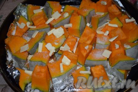 Посыпаем тыкву сахаром и раскладываем поверх кусочков нарезанное на кубики сливочное масло. Наливаем на дно формы воду. Количество воды может отличаться от указанного в рецепте (количество воды зависит от размера выбранной вами формы, вода должна еле-еле покрывать дно формы). Вода нужна для того, чтобы тыква пропарилась, но не варилась в ней.