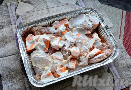 200 грамм очищенной тыквы нарезать на кусочки средней величины и разместить между кусочками курицы. Смазать тыкву оставшейся сметаной.