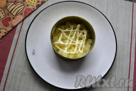 Выложить нарезанный ананас на курицу, смазать майонезом.
