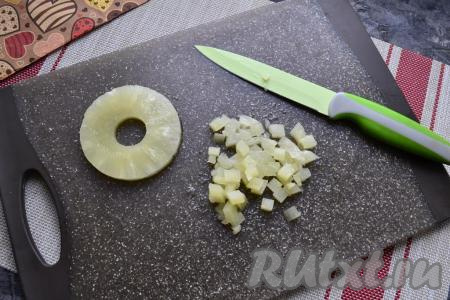 Ананас нарезать небольшими кубиками.