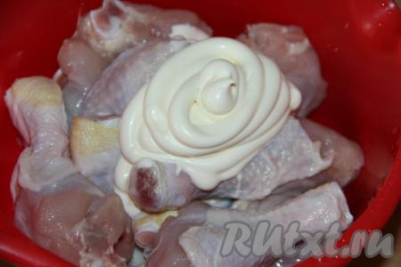 Добавить к кусочкам курицы майонез.