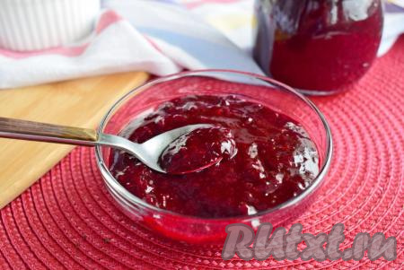 Вкусный и ароматный конфитюр из чёрной смородины готов! После остывания он станет ещё немного гуще. Из указанного количества ингредиентов у меня получилось 3 баночки по 250 мл и немного осталось на пробу.