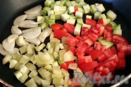Обжарьте овощи на раскаленной сковороде на растительном масле.