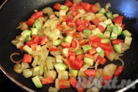 Посолите, посыпьте сухими ароматными травами и перцами по своему вкусу и потушите овощи.
