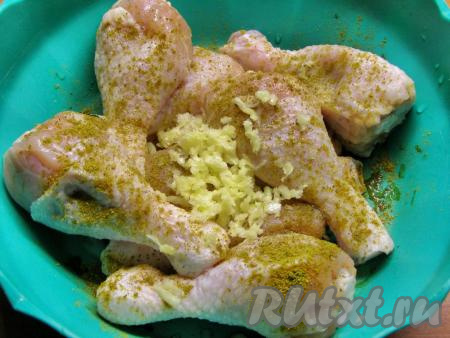 Куриные ножки моем и слегка просушиваем их бумажным полотенцем. Перекладываем ножки в миску, посыпаем приправой хмели-сунели (или приправой для курицы) и добавляем измельчённый чеснок. Если в приправе не содержится соль, то добавьте, примерно, 1 чайную ложку соли. Перемешиваем куриные ножки с приправой и чесноком, оставляем мариноваться минимум на 30 минут.