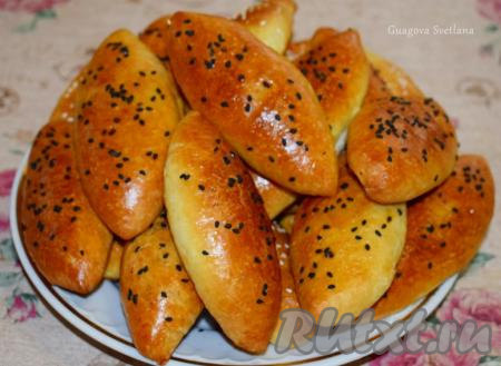 Вкуснейшие духовые пирожки с капустой получаются не такими жирными, как жаренные на сковороде, и соответственно менее калорийными.