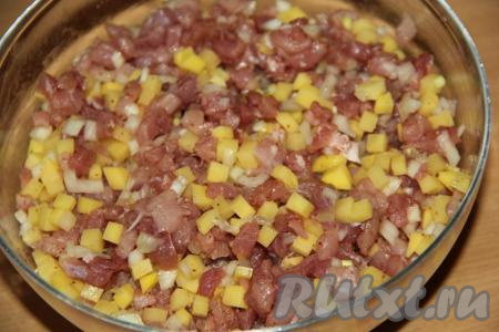 Начинка из рубленного мяса с добавлением картошки и лука готова.