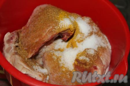 Посолить бёдра и добавить специи по вкусу. Хорошо втереть соль и специи в кусочки курицы.