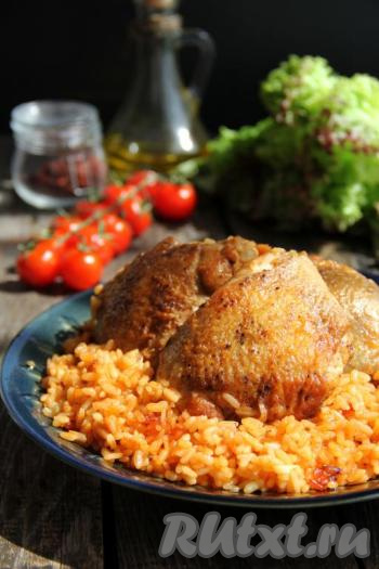 Курицу с рисом, приготовленные с добавлением томатной пасты, переложить со сковороды в глубокую тарелку и подать к столу в горячем виде. Уверена, это аппетитное, сытное блюдо понравится всей семье!