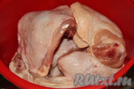 Куриные бёдра промыть под водой и обсушить бумажным полотенцем. Вместо бёдер можно разделать целую курицу на порционные кусочки или использовать куриные ножки, крылышки.