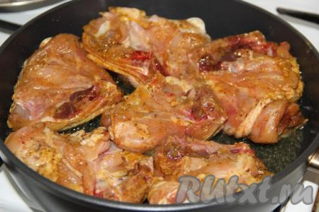 В сковороду с высокими бортиками влить масло и выложить куриные бёдрышки.
