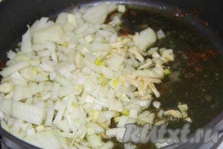 Переложить бёдра на тарелку, а в сковороду с маслом, на котором жарили курицу, выложить очищенные и мелко нарезанные лук и чеснок.