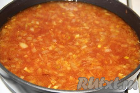 Влить получившийся томатный соус в сковороду с луком, чесноком и рисом, перемешать.