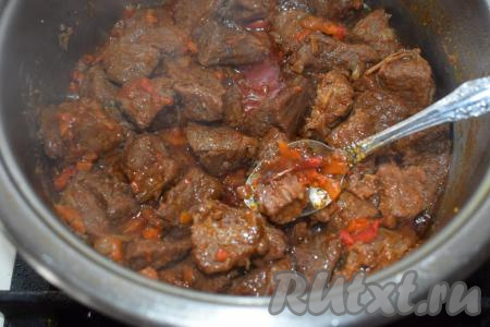 Проверяем готовность говядины - если мясо при надавливании на него кончиком ложки прекрасно отделилось от кусочка, значит говядина готова.