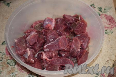 Говядину промываем под проточной водой и обсушиваем. Нарезаем мясо на порционные кусочки размером, примерно, 3 см на 4 см. Складываем нарезанное мясо в миску.
