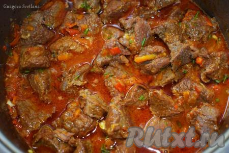 Говядина, тушёная с овощами в кастрюле
