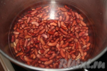 Замочите красную фасоль, например, утром, чтобы приготовить на ужин, периодически меняйте воду.
