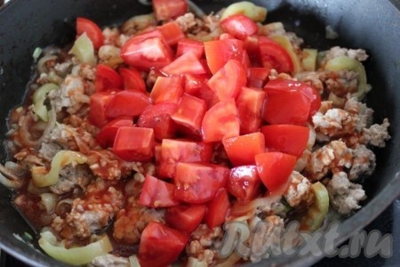 Затем добавьте порезанные помидоры и томатную пасту или томатный сок, перемешайте и потушите минут 5.