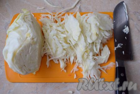 Пока овощи вместе с мясом обжариваются, нашинкуйте капусту достаточно тонко.