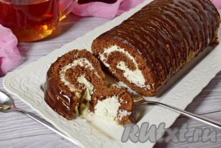 Аппетитный, вкусный шоколадный рулет с творожным кремом готов. Переложите его на тарелку, нарежьте на кусочки и подавайте к столу.